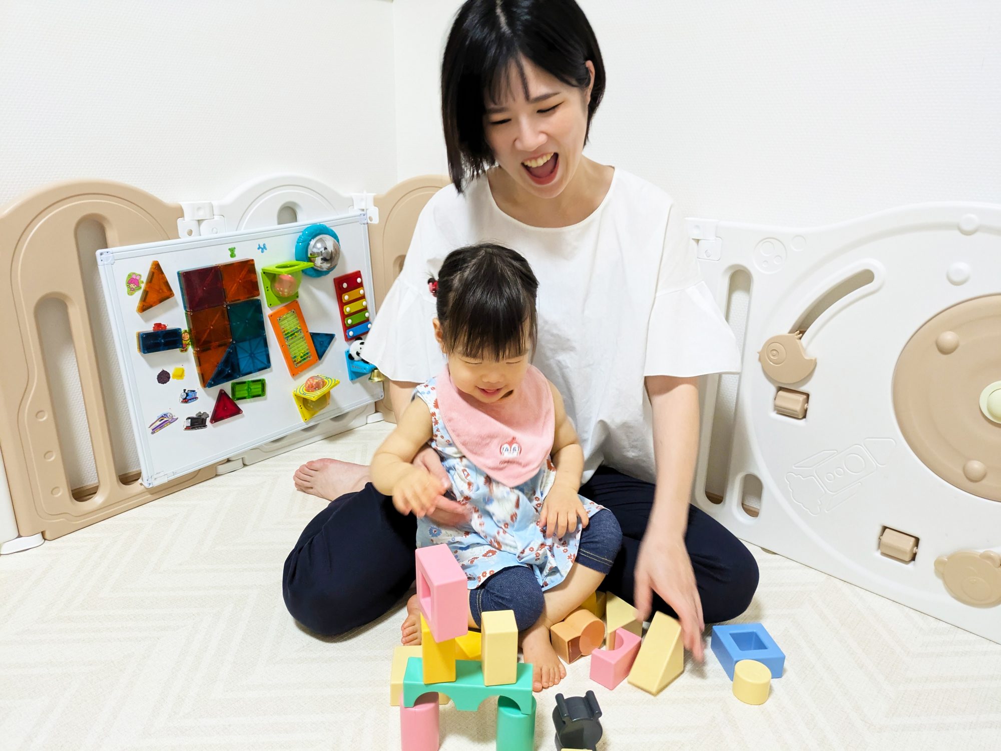 飯田さんとお子さんが遊んでいる様子